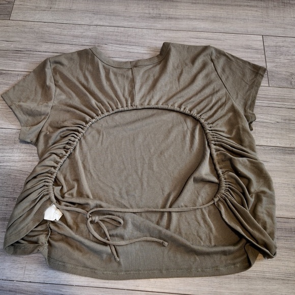 Versatile Large Women’s Olive Green Top - Perfect for Workouts or Casual Wear - Picture 3 of 4